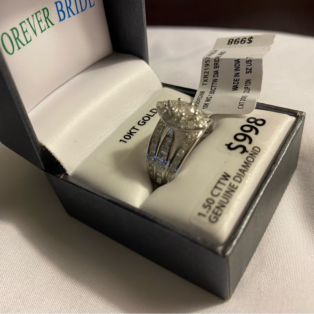 ENGAGEMENT RING - Picture 3 of 6